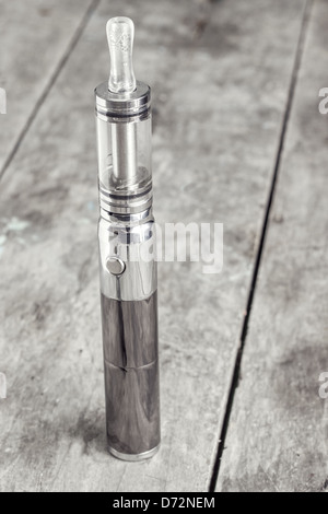 Cigarette électronique sur l'ancienne table en bois Photo Stock