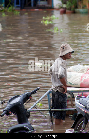 Kampong Cham, au Cambodge, un homme se tient dans l'eau jusqu'aux genoux dans le centre-ville plus inondés Banque D'Images