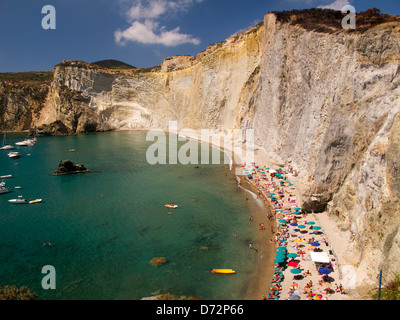 Vue aérienne de Chiaia di Luna Beach (et Bay) à Ponza, Italie Banque D'Images