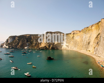 Vue aérienne de Chiaia di Luna Beach (et Bay) à Ponza, Italie Banque D'Images