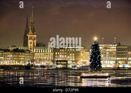 L'Alster intérieur avec le sapin de Noël et l'hôtel de ville de Hambourg en Allemagne, Europe Banque D'Images