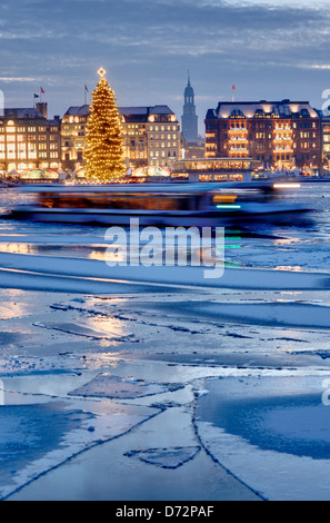 L'Alster intérieur avec le sapin de Noël et à Jungfernstieg Hambourg, Allemagne, Europe Banque D'Images