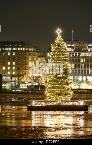 Sapin de Noël sur l'intérieur de l'Alster à Hambourg, Allemagne, Europe Banque D'Images