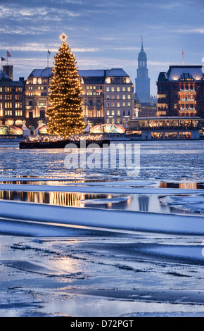 L'Alster intérieur avec le sapin de Noël, Michel et à Jungfernstieg Hambourg, Allemagne, Europe Banque D'Images