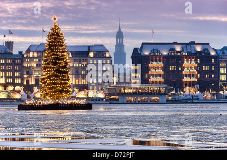 L'Alster intérieur avec le sapin de Noël, Michel et à Jungfernstieg Hambourg, Allemagne, Europe Banque D'Images