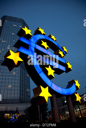 Francfort, Allemagne, la sculpture illuminé de l'euro en face de la tour de l'euro La BCE Banque D'Images