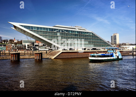 Immeuble de bureaux modernes dans le pays dock port de pêche Altonaer, Hambourg, Allemagne, Europe Banque D'Images