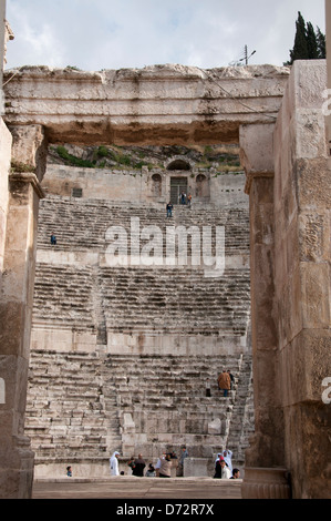 La Jordanie, Amman. Amphithéâtre romain. Voir l'étape de sièges et les visiteurs Banque D'Images