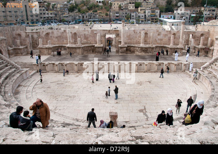 La Jordanie, Amman. Amphithéâtre romain avec les visiteurs Banque D'Images