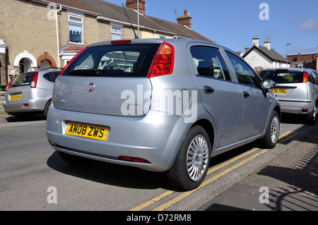 Fiat Punto sur double lignes jaunes Banque D'Images