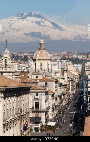 Catane, la Via Etnea 'central' street avec le volcan Etna couvert de neige, Sicile, Italie Banque D'Images