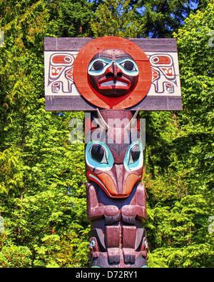 8 juillet 2012 - Vancouver, Colombie-Britannique, Canada - Le Directeur Pôle funéraire Skedans, avec ses crêtes héréditaire en haut, dans le bosquet de totems à Stanley Park, Vancouver BC. L'impressionnante démonstration de totems emblématiques de la terres traditionnelles des Salish de la côte ouest est une destination touristique favorite. Les pôles disposent des symboles qui représentent des légendes ou des événements dans la vie des autochtones du Nord canadien à l'ouest. (Crédit Image : © Arnold Drapkin/ZUMAPRESS.com) Banque D'Images