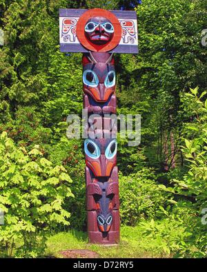 8 juillet 2012 - Vancouver, Colombie-Britannique, Canada - Le Directeur Pôle funéraire Skedans, avec ses crêtes héréditaire en haut, dans le bosquet de totems à Stanley Park, Vancouver BC. L'impressionnante démonstration de totems emblématiques de la terres traditionnelles des Salish de la côte ouest est une destination touristique favorite. Les pôles disposent des symboles qui représentent des légendes ou des événements dans la vie des autochtones du Nord canadien à l'ouest. (Crédit Image : © Arnold Drapkin/ZUMAPRESS.com) Banque D'Images