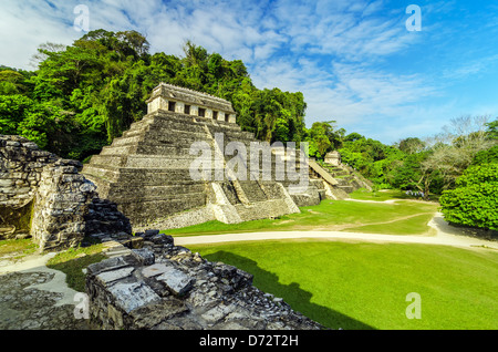 Temples Mayas dans la ville en ruines de Palenque Banque D'Images