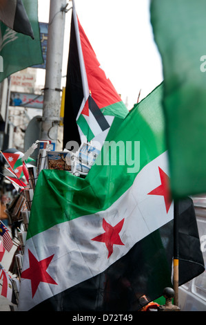 La Jordanie, Amman. Des drapeaux syriens en vente sur rue Banque D'Images