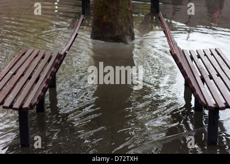 Sur les bancs du South Bank de Londres sur un très mauvais jours avec flaques et reflets. Banque D'Images