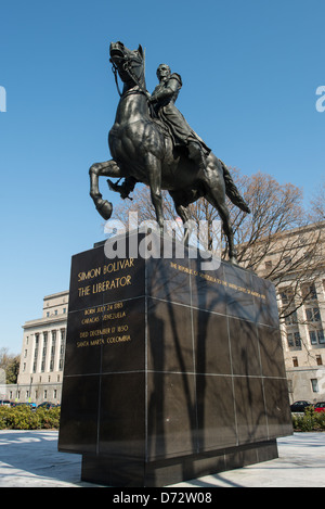 WASHINGTON DC, Etats-Unis - une grande statue de chef vénézuélien Simon Bolivar, par Felix de Weldon, qui se tient sur une base de granit dans un parc en face de l'Intérieur Ministère de Foggy Bottom dans le nord-ouest de Washington DC. La statue a été installé comme un cadeau du gouvernement vénézuélien en 1955 et est officiellement intitulée Equestrian de Simon Bolivar. Banque D'Images