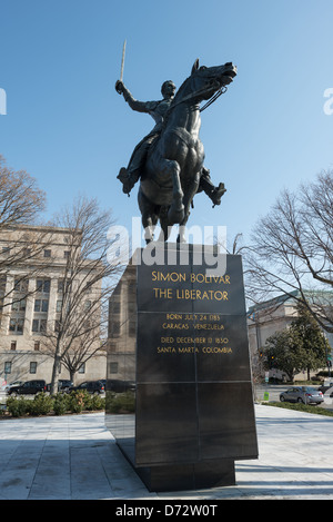 WASHINGTON DC, États-Unis — la statue équestre de Simon Bolivar se dresse devant le bâtiment du Département de l'intérieur des États-Unis à Foggy Bottom. Créé par le sculpteur Felix de Weldon, le monument a été installé en 1955 en cadeau du Venezuela. La statue en bronze représente le chef de la libération sud-américaine à cheval sur fond de bâtiment fédéral moderniste. Banque D'Images