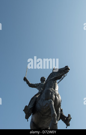 WASHINGTON DC, États-Unis — la statue équestre de Simon Bolivar se dresse devant le bâtiment du Département de l'intérieur des États-Unis à Foggy Bottom. Créé par le sculpteur Felix de Weldon, le monument a été installé en 1955 en cadeau du Venezuela. La statue en bronze représente le chef de la libération sud-américaine à cheval sur fond de bâtiment fédéral moderniste. Banque D'Images