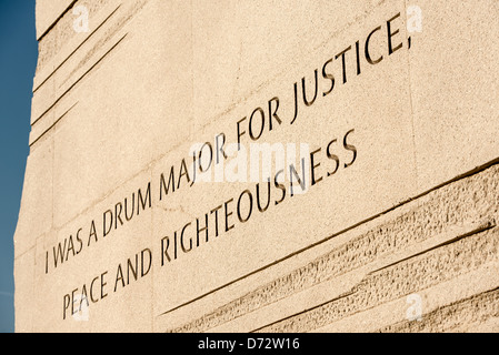 WASHINGTON DC, USA - controverses d'inscruption à la Martin Luther King Jr Memorial sur les rives de la Tidal Basin à Washington DC. Il dit : "J'étais un tambour-major de la justice, de la paix et de justice.' Il n'est pas une citation directe, et la paraphrase de cette section d'un discours prononcé par le Dr King a été controversée et l'inscription sur le côté de la statue de Martin Luther King a finalement retiré. Banque D'Images