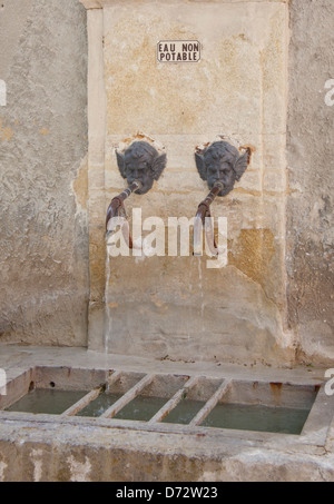 Barroux, France, une fontaine à Ch √ ¢ teau château du Barroux Banque D'Images