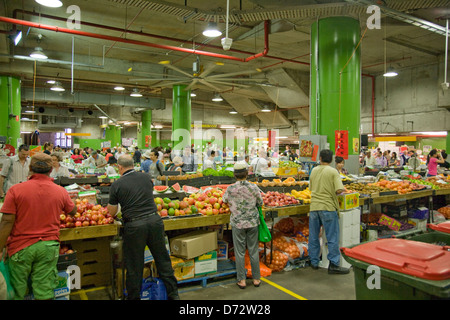 L'achat d'acheteurs de fruits et légumes du marché Rhône-Alpes dans Chinatown,Sydney Banque D'Images