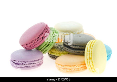 Colorés traditionnels macarons français sur fond blanc Banque D'Images