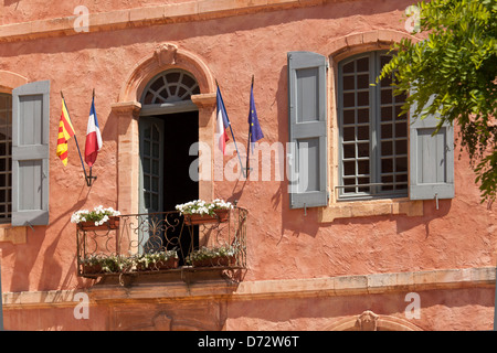 Roussillon, France, la couleur rougeâtre-lavés de ville de la vieille ville Banque D'Images