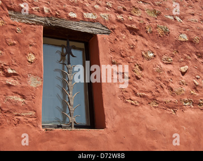 Roussillon, France, de couleur rouge-lavé house dans le centre historique Banque D'Images