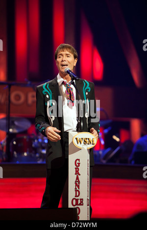 Cliff Richard effectue pour la première fois à l'historique Grand Ole Opry, Nashville, Tennessee, USA Banque D'Images