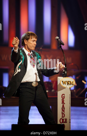 Cliff Richard effectue pour la première fois à l'historique Grand Ole Opry, Nashville, Tennessee, USA Banque D'Images