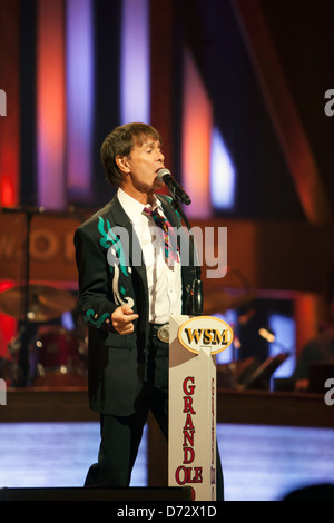 Cliff Richard effectue pour la première fois à l'historique Grand Ole Opry, Nashville, Tennessee, USA Banque D'Images