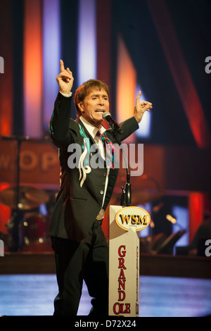 Cliff Richard effectue pour la première fois à l'historique Grand Ole Opry, Nashville, Tennessee, USA Banque D'Images