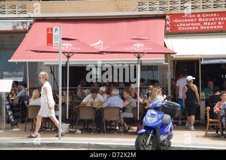 Clients appréciant le petit déjeuner dans un café à Dee Why, Sydney, Australie Banque D'Images