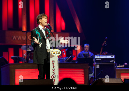 Cliff Richard effectue pour la première fois à l'historique Grand Ole Opry, Nashville, Tennessee, USA Banque D'Images