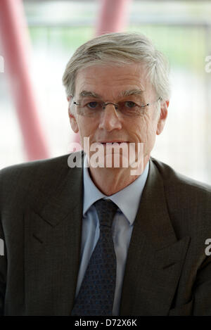 Le chancelier de la Cour européenne des Droits de l'Homme (CEDH), Erik Fribergh, sourires dans Stassbourg, Allemagne, 22 avril 2013. Photo : Rainer Jensen Banque D'Images