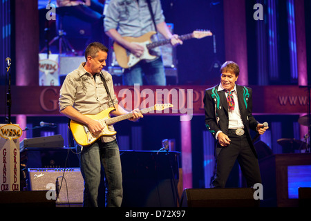 Sir Cliff Richard se produit avec le guitariste Steve Mandile au Grand Ole Opry, Nashville, Tennessee, États-Unis Banque D'Images