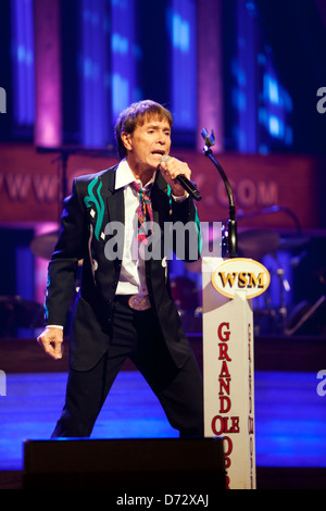 Cliff Richard effectue pour la première fois à l'historique Grand Ole Opry, Nashville, Tennessee, USA Banque D'Images