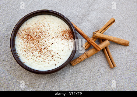 Vue rapprochée d'un dessert de riz au lait à la cannelle Banque D'Images