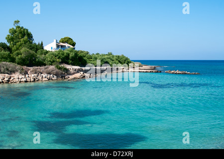 Petite maison sur la plage de l'île de Chypre près de mer méditerranée Banque D'Images