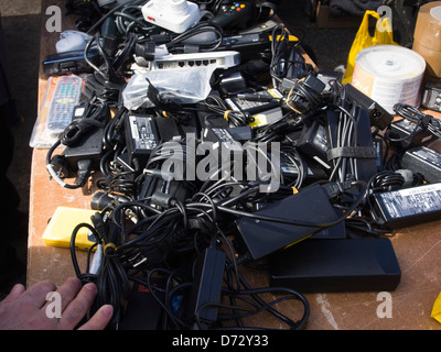 Dispositifs de chargement utilisé pour l'équipement électronique les batteries dans un marché aux puces à Grunerlokka Oslo Norvège Banque D'Images