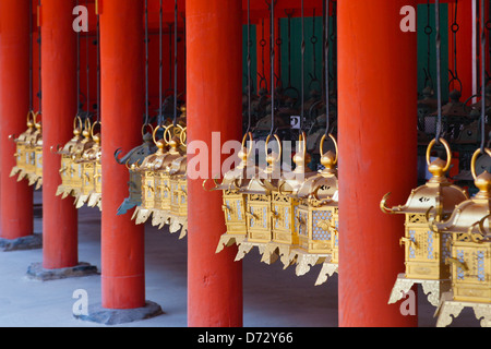 Avec lanternes colonnes rouges, Kasuga Taisha Temple, Nara, Japon Banque D'Images