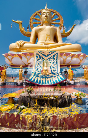Grande statue de Bouddha en or de Wat Phra Yai Temple. L'île de Koh Samui, Thaïlande Banque D'Images