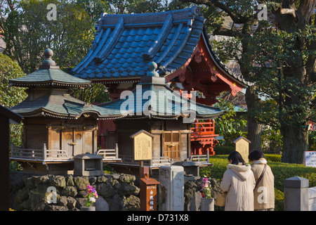 Les touristes à Asakusa Kannon Temple (le Temple Senso-ji), Tokyo, Japon Banque D'Images