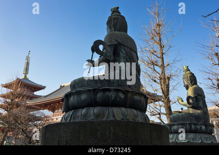 Statues bouddhistes, Asakusa Kannon Temple (le Temple Senso-ji), Tokyo, Japon Banque D'Images