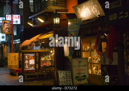 Vue de la nuit de boutiques le long de la rue, Asakusa, Tokyo, Japon Banque D'Images
