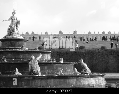 Vue sur château de Versailles, des fontaines et jardins - France Banque D'Images