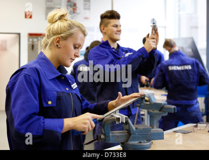 Krefeld, Allemagne, Siemens Mobility stagiaires à l'établi Banque D'Images