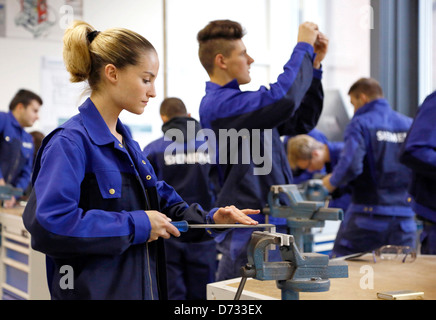 Krefeld, Allemagne, Siemens Mobility stagiaires à l'établi Banque D'Images