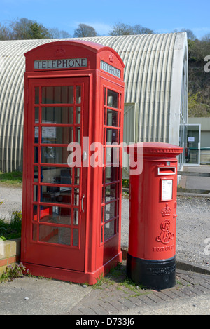 K6 Téléphone rouge traditionnel fort et d'une lettre fort à l'Amberley, Musée de Amberley, West Sussex, UK Banque D'Images